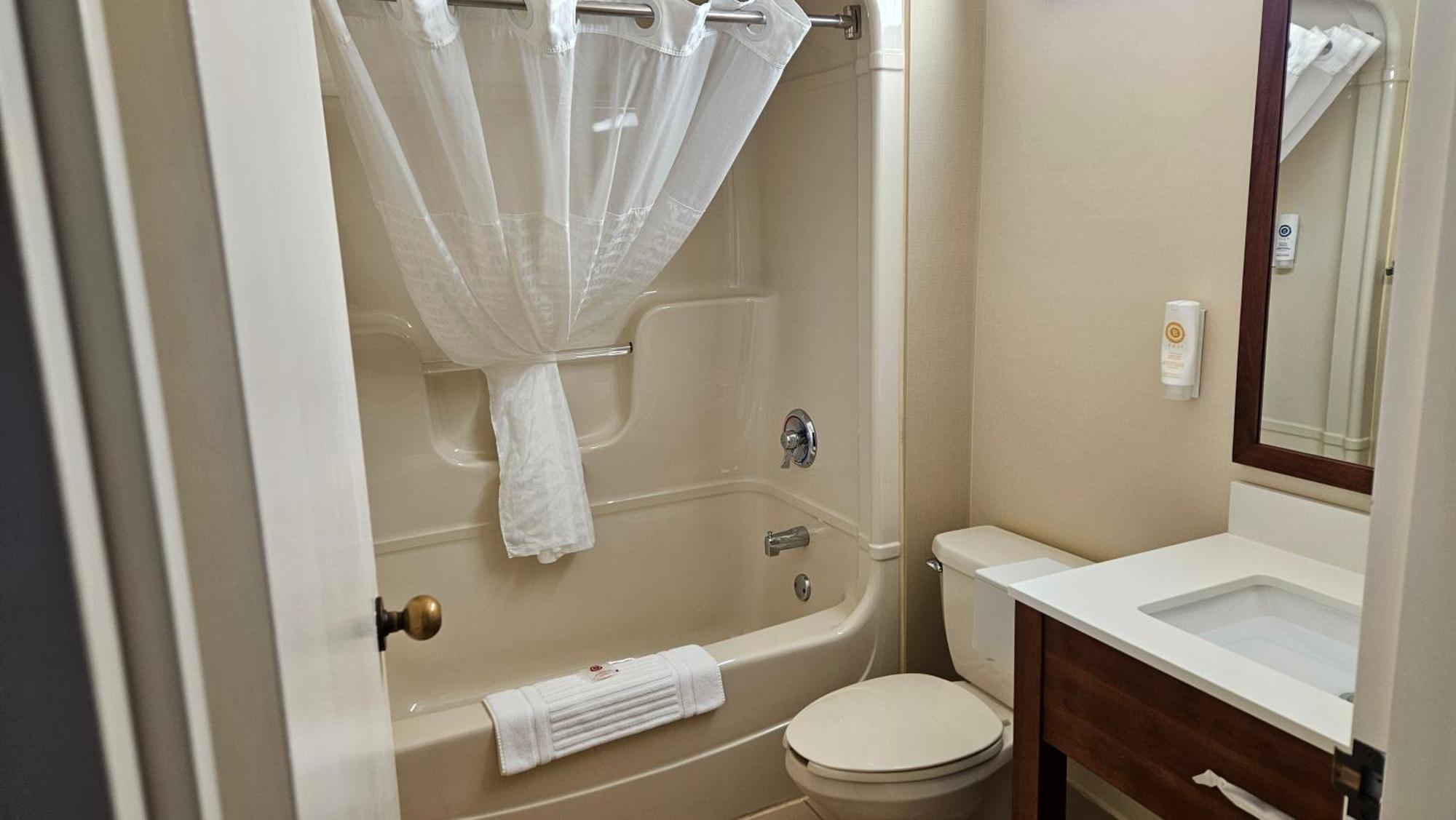 Comfort Inn Чилиуак Екстериор снимка